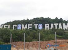 Baliho Capres Nomor Urut 2 yang Tutupi Landmark
