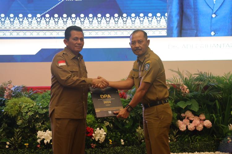 Gubernur Ansar Serahkan DPA T.A. 2024 Kepada Para Kepala OPD