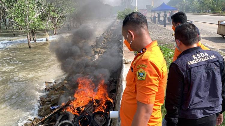 Bangkai Dugong di Karimun Dievakuasi Dengan Cara di Bakar