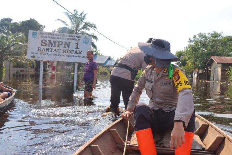 Polres Rohil Respon Cepat Bantu Korban Banjir, 21 Titik TPS Pemilu Ikut Terdampak