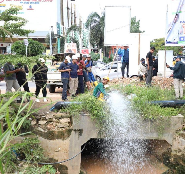 Jaga Kualitas Air, BP Batam dan PT ABHi Lakukan Flushing Jaringan Pipa Air      