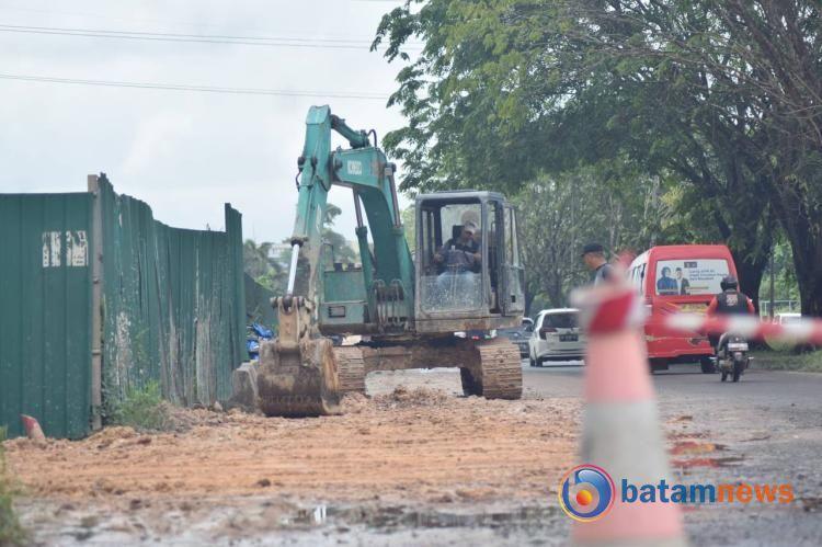 Longsor di Turunan Bukit Daeng Bikin Macet, Bina Marga Koordinasi dengan Pihak Perusahaan 