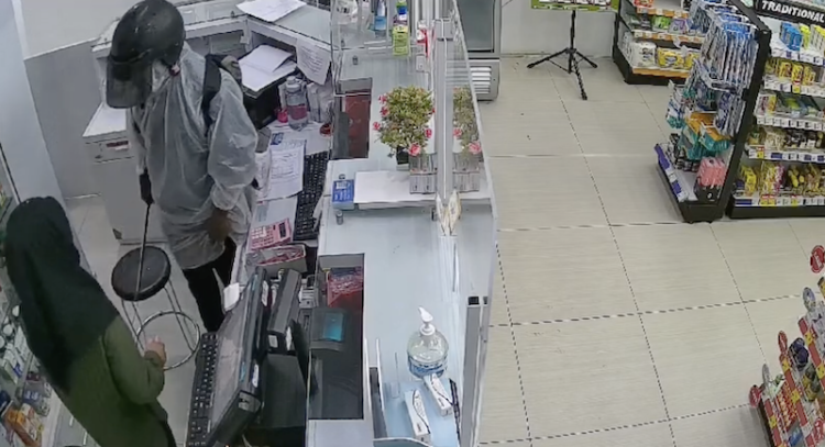 Perampok Bersenjata Rampas Uang dan Handphone di Apotek Kimia Farma Batam