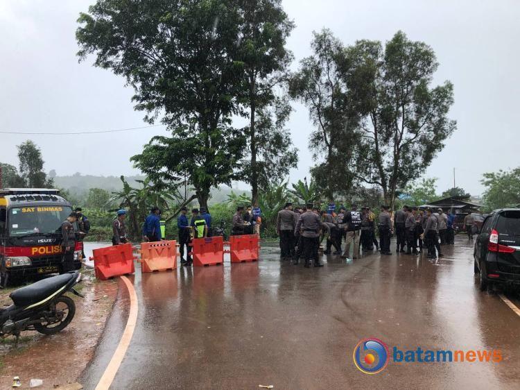 Petugas Amankan Akses Warga Rempang saat Peletakan Batu Pertama Rumah Contoh Kawasan Rempang Eco City