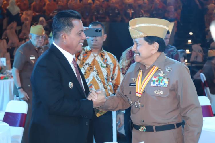 Gubernur Ansar Terima Anugerah Bintang Legiun Veteran RI dari DPP LVRI