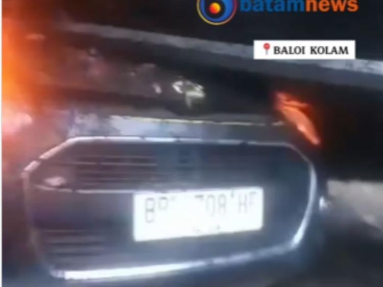 Mobil Daihatsu Ayla Tertimpa Pohon Tumbang di Batam, Sopir Meninggal Dunia