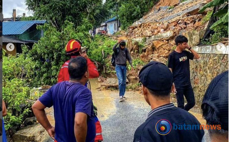 Petugas Pemadam Kebakaran Tutup Tanah Longsor di Batam dengan Terpal