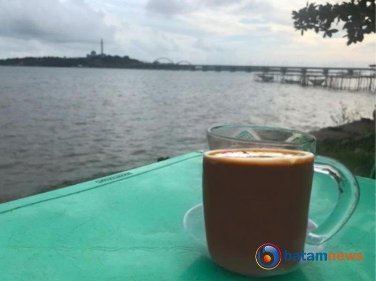 Deretan Kursi Santai di Pantai Suntuk Menawarkan Keindahan Alam dan Ketenangan