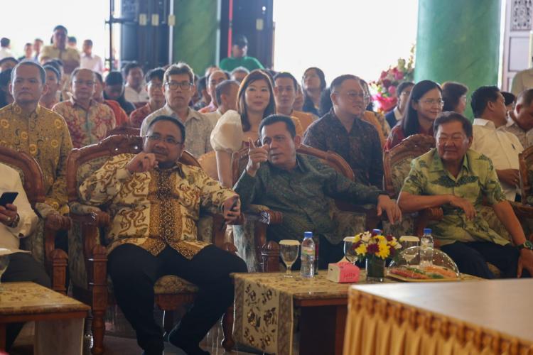 Menag Yaqut dan Gubernur Ansar Silaturahmi dengan Umat Buddha di Pagoda Sata-Sahasra Buddha