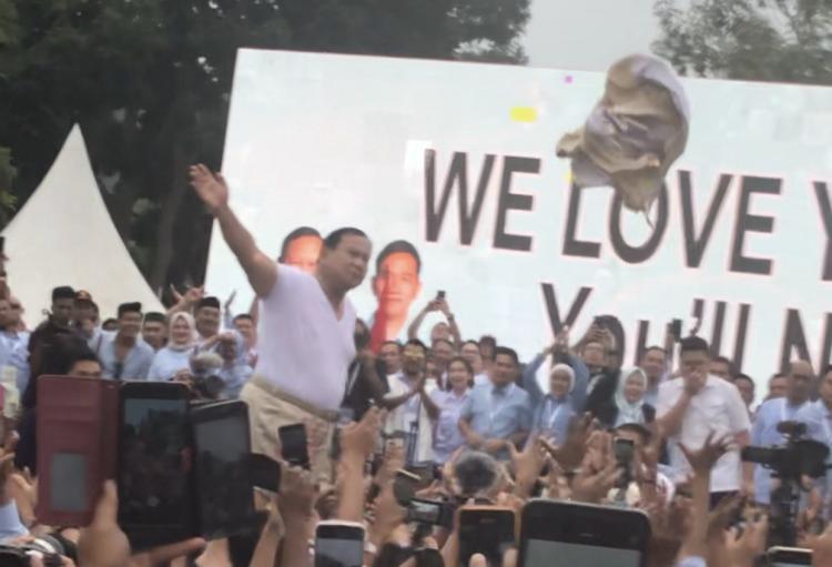 Momen Prabowo Buka Baju Saat Silaturahmi dengan Relawan di Batam Menyita Perhatian
