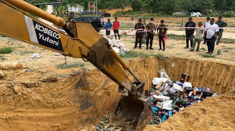 Kejaksaan Karimun Musnahkan Ratusan Kotak Minuman Keras