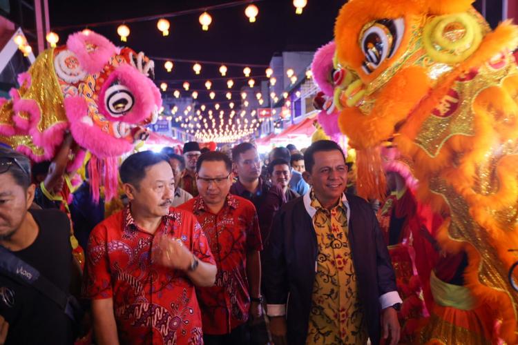 Masyarakat ‘Tumplek’ di Bazar Imlek Tanjungpinang, Jadi Destinasi Wisata Kuliner Kota Tua 
