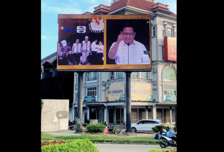  Relawan Milenial AMIN Batam Patungan Pasang Videotron untuk Cak Imin