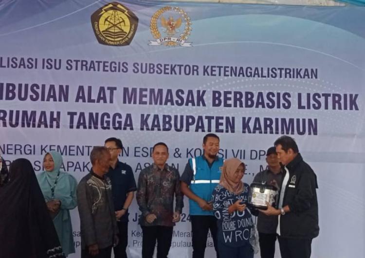 Ratusan Warga Karimun Dapat Bantuan Alat Memasak Listrik