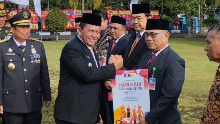 Pemkab Lingga Terima Penghargaan Prestisius Peduli Hak Asasi Manusia