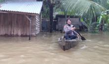 Brigadir Siti Fatimah Terjang Banjir Kampung Pinang, Berikan Pencerahan Kepada Masyarakat 