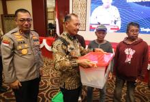 Kapolda Kepri Serahkan 500 Paket Sembako dalam Bakti Sosial Polri Peduli Masyarakat
