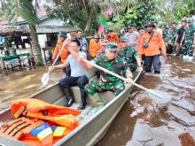 Desa Kualu di Kampar Riau Dikepung Banjir, TNI/Polri Sebar Bantuan