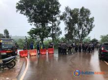 Petugas Amankan Akses Warga Rempang saat Peletakan Batu Pertama Rumah Contoh Kawasan Rempang Eco City
