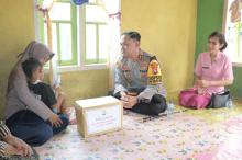 Kapolres Lingga dan Bhayangkari Salurkan Tali Asih untuk Warga Penderita Kanker Usus