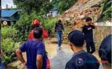 Petugas Pemadam Kebakaran Tutup Tanah Longsor di Batam dengan Terpal