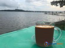Deretan Kursi Santai di Pantai Suntuk Menawarkan Keindahan Alam dan Ketenangan