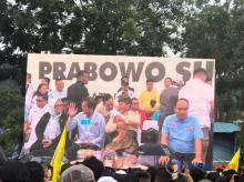 Pendukung Prabowo Mengabadikan Momen saat Jabat Tangan dengan Warga, Sampai Berlutut 
