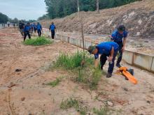 Ditpam BP Batam Lakukan Pemupukan Pohon Jati Emas