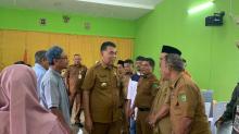 Bupati Natuna Serahkan Bantuan Pupuk Kepada Masyarakat Batubi