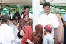 Menteri Sosial Tri Rismaharini Serahkan Akta Kelahiran dan KIA untuk Anak-anak LKSA di Batam