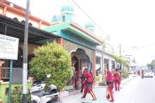 Kegiatan Bhakti Sosial Polres Karimun, Gotong Royong Bersihkan Tempat Ibadah