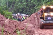 Longsor di Jalan Sumbar-Riau Picu Sistem Buka Tutup, Penumpukan Kendaraan Terjadi