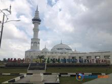 Masjid Megah Batam, Merasakan Kekhusyukan Salat Jumat di Masjid Sultan Mahmud