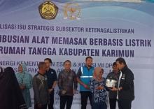 Ratusan Warga Karimun Dapat Bantuan Alat Memasak Listrik