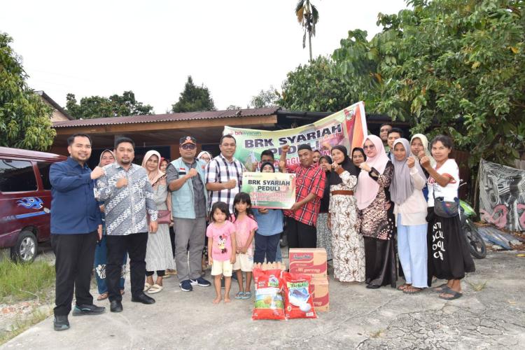 BRK Syariah Cabang Pekanbaru Salurkan Bantuan Sembako untuk Korban Banjir Siak