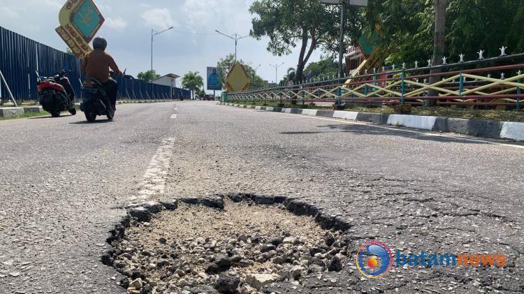 Kondisi Jalan Coastal Area Karimun Banyak Berlubang, Bahayakan Pengendara