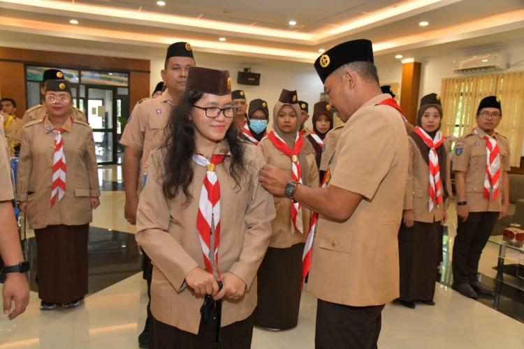 Sekda Kepri Lantik Pengurus SAKA POM Kepri, Ajak Pramuka Turut Menjaga Pemilu Damai 