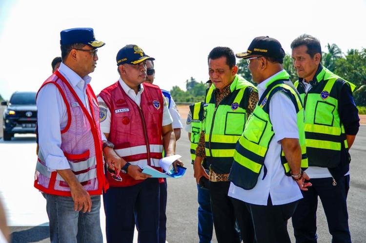 Menhub RI Budi Didampingi Gubernur Kepri Tinjau Bandara RHA, Targetkan Didarati Boeing 737 di 2024