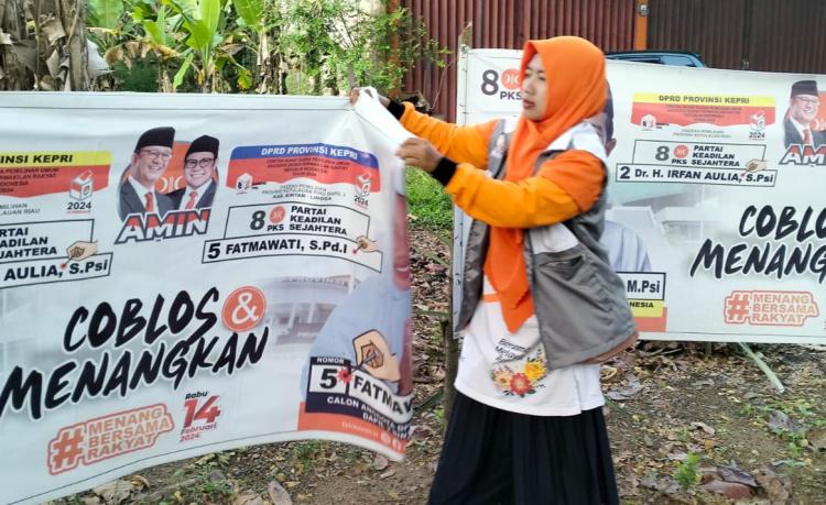 Caleg PKS Fatmawati Ajak Relawan Bersih-Bersih APK Jelang Hari Tenang Pemilu di Bintan-Lingga