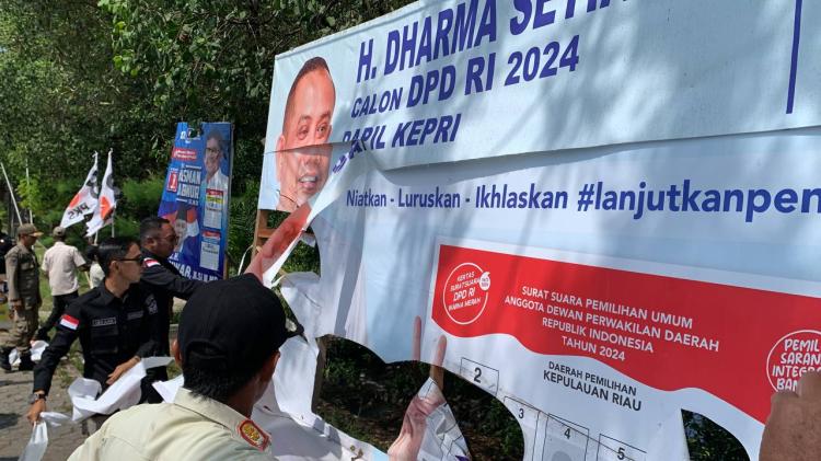 Bawaslu Karimun Angkut Semua Alat Peraga Kampanye yang Masih Terpasang Dimasa Tenang