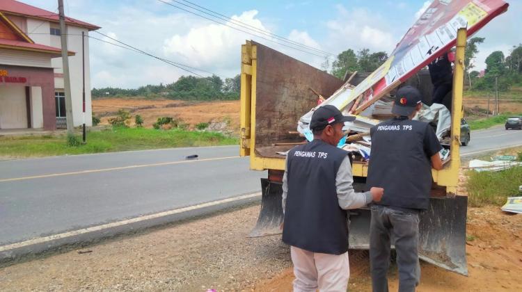 Ribuan APK Ditertibkan, di Tanjungpinang dan Bintan Dua Hari Jelang Pencoblosan