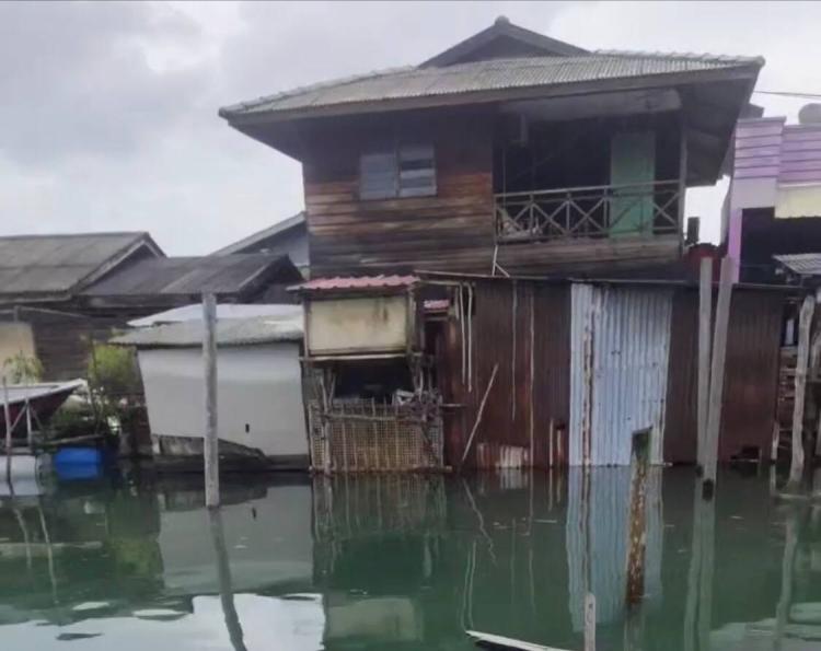 Air Laut Pasang Mengganas Rendam Puluhan Rumah di Batam