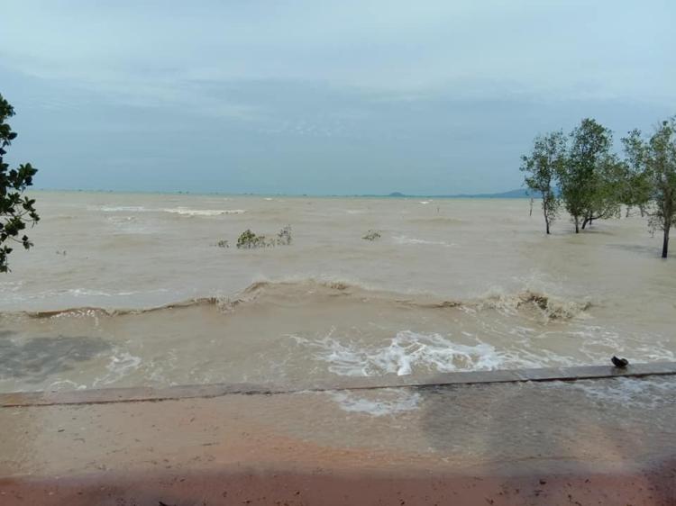 Peringatan Dini BMKG: Gelombang Tinggi Ancam Wilayah Perairan Kepulauan Riau - Waspada!