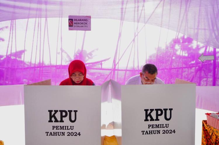 Nyoblos di TPS 04 Pekanbaru, Gubernur Riau Ajak Masyarakat Gunakan Hak Suara dengan Bijak