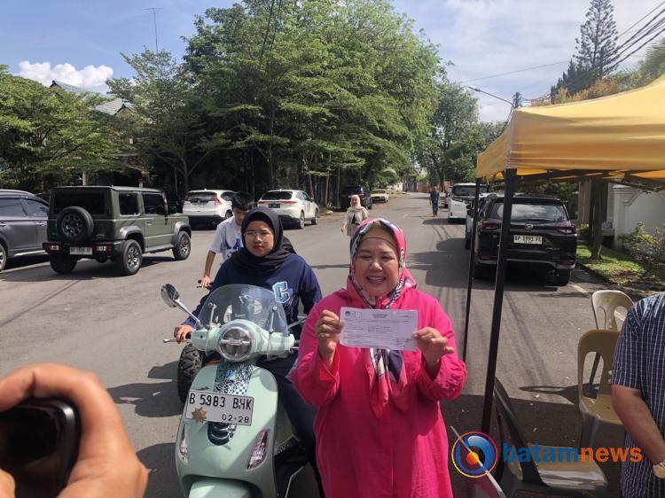 Wagub Kepri Marlin Agustina Nyoblos Pemilu 2024 di Batam dengan Vespa Hijau Mint