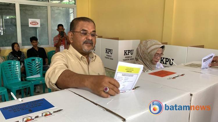Prabowo-Gibran Unggul 6 Suara dari AMIN di TPS Tempat Bupati Karimun Aunur Rafiq Nyoblos