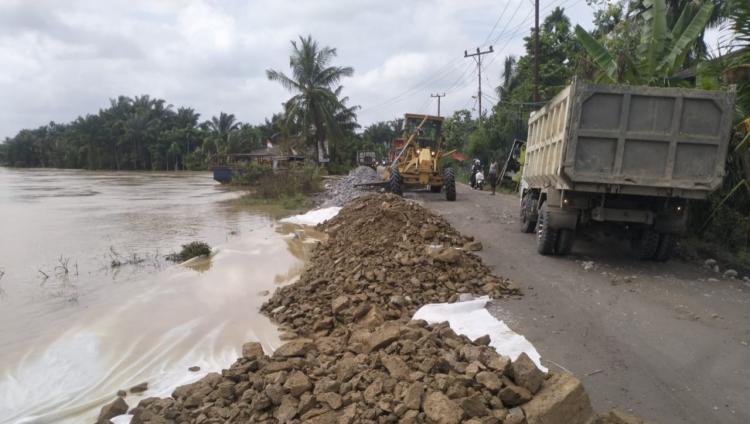 Jalan Lintas Rengat-Tembilahan Diperbaiki, Alat Berat Disiapkan Pemprov Riau 