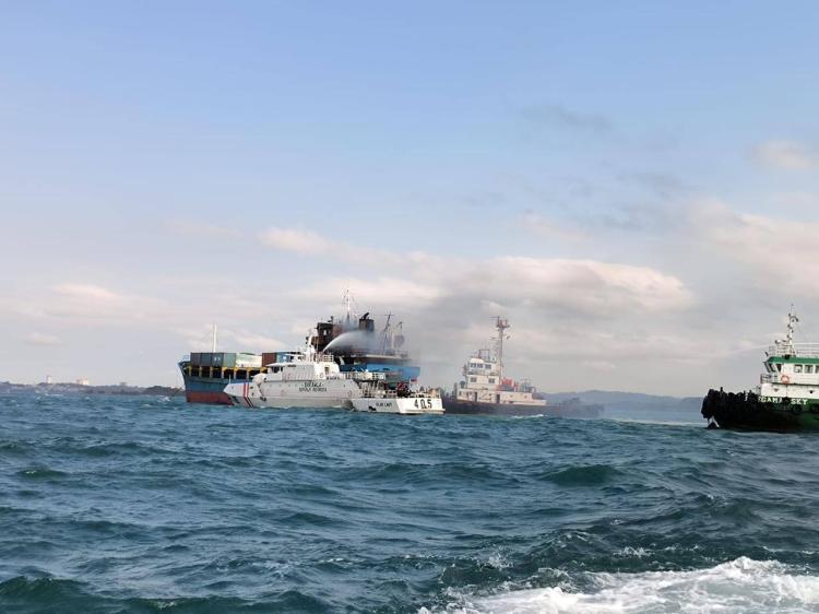 Kapal Kargo Terbakar di Perairan Batu Ampar Batam, Petugas Berupaya Padamkan Api 