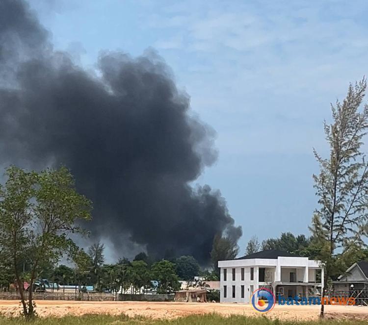 Asap Hitam Mengepul di Taman Ocarina Batam, Penjaga Tiket Klaim Hanya Sampah yang Dibakar