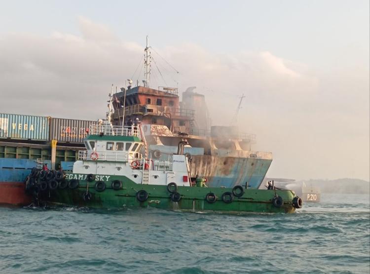 Kebakaran Kapal Alexindo 8 di Perairan Batu Ampar, Diduga Akibat Konsleting Listrik
